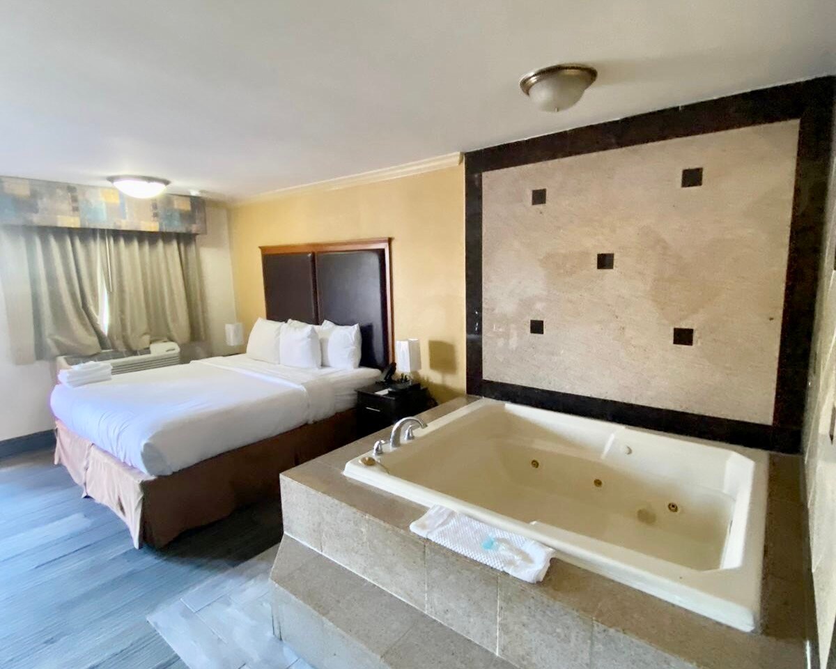 Master Suite with Jacuzzi on the Terrace - Hotel Barcelona Princess -  Barcelona